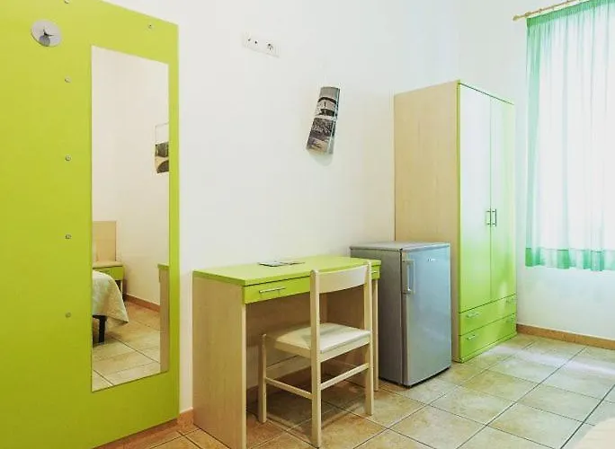 Rose לינה וארוחת בוקר 3*